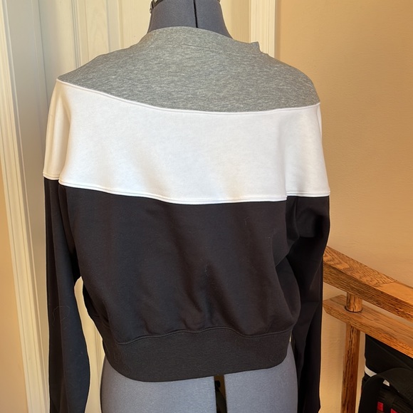 Cute little sweatshirt, new with tags 🏷 - Picture 2 of 5